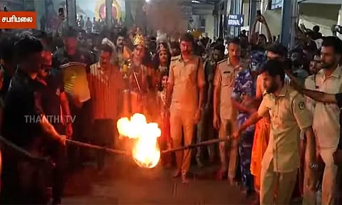 சபரிமலையில் அய்யப்பனுக்கு கற்பூர ஆழி நடத்திய காவலர்கள்