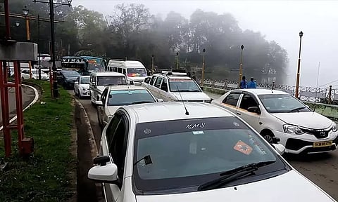 கொடைக்கானலில் குவியும் சுற்றுலா பயணிகள்.. 5 கி.மீ.க்கு அணிவகுத்து நிற்கும் வாகனங்கள்