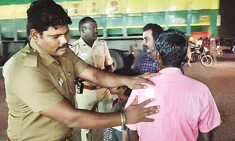 விபத்தை தவிர்க்க பாதயாத்திரை பக்தர்களுக்கு ஒளிரும் ஸ்டிக்கர்: தூத்துக்குடி போலீசார் வழங்கினர்