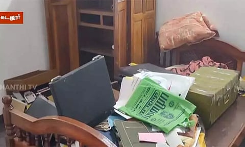 கடலூரில் ஓய்வு பெற்ற ஆசிரியர் வீட்டில் ரூ.2.5 லட்சம் கொள்ளை - திருடர்களுக்கு போலீஸ் வலைவீச்சு