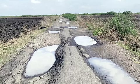 தூத்துக்குடியில் ஆம்புலன்ஸ் வாகனம் கூட செல்ல முடியாத சாலை: விரைந்து சீரமைக்க பொதுமக்கள் கோரிக்கை