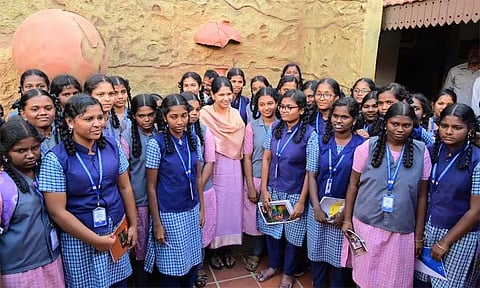 முதல்-அமைச்சருக்கு வேலைப்பளு இருப்பதால் எடப்பாடி பழனிசாமியுடன் விவாதம் செய்ய நேரமில்லை: கனிமொழி எம்.பி.