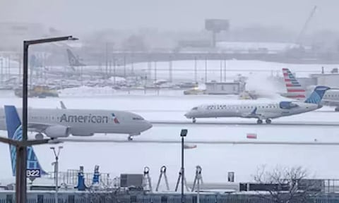 பனிப்பொழிவு காரணமாக அமெரிக்காவில் விமான சேவை கடும் பாதிப்பு