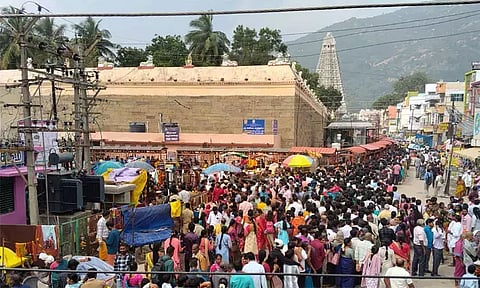 திருவண்ணாமலையில் அதிகரிக்கும் பக்தர்கள் கூட்டம்: 6 மணி நேரம் காத்திருந்து தரிசனம்