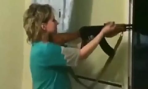 இரவு ஸ்பீக்கரில் அதிக சத்தத்துடன் பாட்டு கேட்ட பக்கத்து வீட்டுக்காரர்; துப்பாக்கி சூடு நடத்திய பெண்