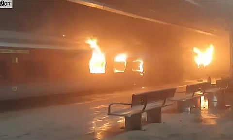 ஆந்திரா: ஓடும் ரெயிலில் தீ விபத்து - பயணி உயிரிழப்பு