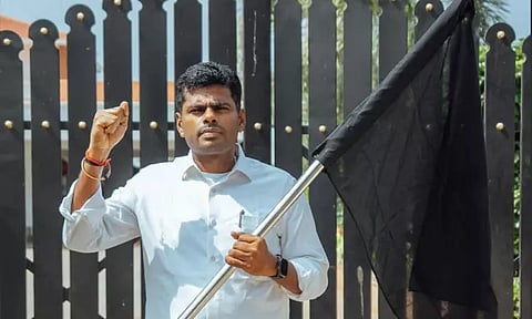 இடுவாய் கிராமத்தில் குப்பைக்கிடங்கு; மக்களின் எதிர்ப்புக்கு அண்ணாமலை கருப்பு கொடி ஏந்தி ஆதரவு