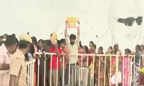 கருணாநிதி நினைவிடத்தில் தூய்மைப் பணியாளர்கள் போராட்டம்