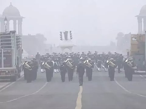 டெல்லி: கடும் குளிருக்கு மத்தியில் குடியரசு தின அணிவகுப்பு ஒத்திகையில் வீரர்கள்