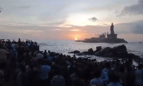 ஆண்டின் முதல் சூரிய உதயத்தை காண கன்னியாகுமரியில் குவிந்த சுற்றுலா பயணிகள்