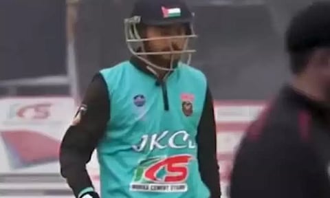 பாலஸ்தீன கொடி ஒட்டிய ஹெல்மெட் உடன் விளையாடிய காஷ்மீர் வீரர் - போலீசார் விசாரணை