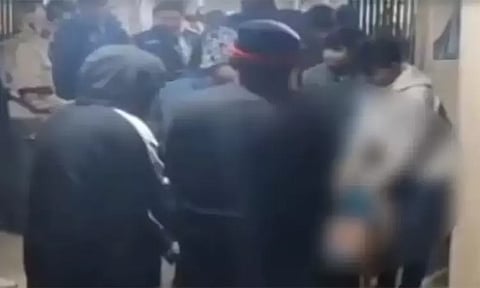 மீண்டும் பதற்றத்தில் வங்காளதேசம்.. இந்து தொழிலதிபர் மீது பெட்ரோல் ஊற்றி தீ வைப்பு