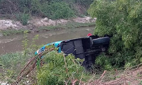 வாய்க்காலில் வேன் கவிழ்ந்து விபத்து; 10க்கும் மேற்பட்ட ஐயப்ப பக்தர்கள் காயம்