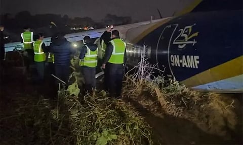 நேபாளத்தில் தரையிறங்கும் போது சறுக்கிய விமானம்.. நூலிழையில் உயிர் தப்பிய 55 பயணிகள்