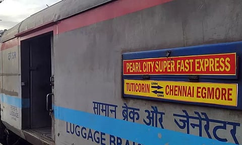 முத்துநகர் அதிவிரைவு ரெயில் காலை 7 மணிக்குள் சென்னை சென்றடைய நடவடிக்கை எடுக்க கோரிக்கை