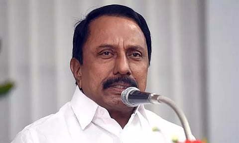 எம்.ஜி.ஆர். சிலைக்கு செங்கோட்டையன் மாலை அணிவிக்க அ.தி.மு.க.வினர் எதிர்ப்பு