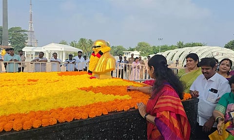 பிறந்தநாள்: அண்ணா, கருணாநிதி நினைவிடங்களில் கனிமொழி எம்.பி. மலர் தூவி மரியாதை