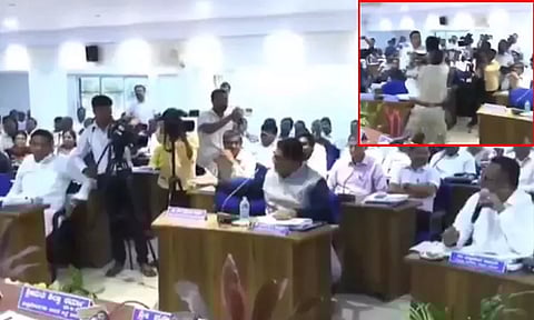 கர்நாடகா வளர்ச்சி ஆய்வு கூட்டத்தில் எம்.எல்.ஏ.-எம்.எல்.சி. கைகலப்பு, மோதலால் பரபரப்பு