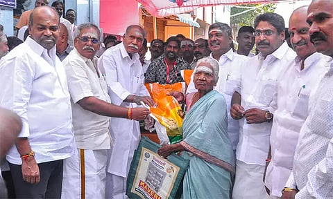 பொங்கல் பரிசுத் தொகுப்பு - விநியோகத்தைத் தொடங்கி வைத்தார் புதுச்சேரி முதல்-மந்திரி ரங்கசாமி