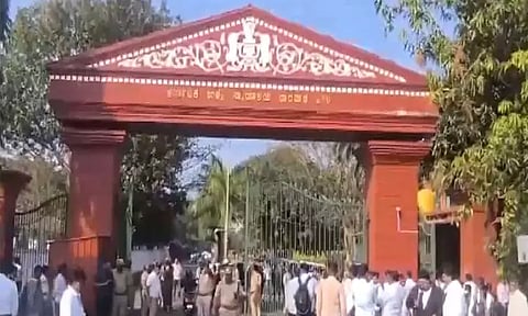 கர்நாடகா: ஐகோர்ட்டு அமர்வு உள்பட பல்வேறு கோர்ட்டுகளுக்கு வெடிகுண்டு மிரட்டல்