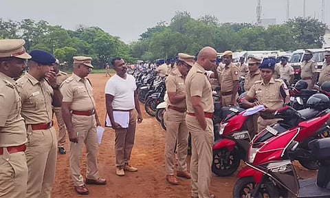 காவல்துறை வாகனங்களை எஸ்.பி. சிலம்பரசன் ஆய்வு