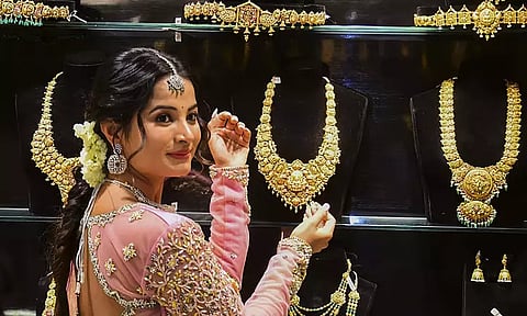 காலையில் உயர்ந்து மாலையில் குறைந்த தங்கம் விலை...!