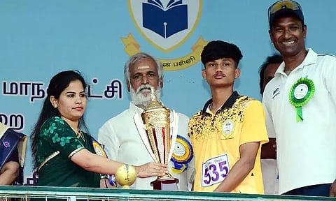 விளையாட்டுப் போட்டிகளில் வெற்றி பெற்ற மாணவ, மாணவியருக்கு கேடயங்களை வழங்கினார் அமைச்சர் சேகர்பாபு