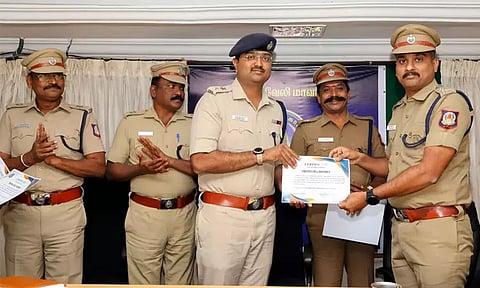 நெல்லையில் சிறப்பாக பணியாற்றிய போலீசாருக்கு எஸ்.பி. பிரசண்ணகுமார் பாராட்டு