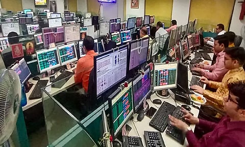 பங்கு சந்தைகள் 4-வது நாளாக கடும் வீழ்ச்சி; சென்செக்ஸ் 780 புள்ளிகள் சரிவு