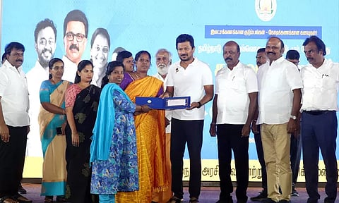 “உங்க கனவ சொல்லுங்க" திட்டம்: தன்னார்வலர்களுக்கு கைபேசி இணைப்புகளை வழங்கிய உதயநிதி ஸ்டாலின்