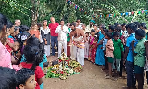 முத்துமாலைபுரம் கிராமத்தில் வெளிநாட்டினர் பங்கேற்ற பொங்கல் விழா: மாட்டுவண்டியில் ஊர்வலம்