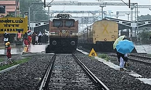 பாம்பன் பாலத்தில் சூறைக்காற்று: ரெயில்கள் நிறுத்தம்