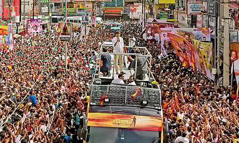 விஜய் பிரசாரத்திற்கு பயன்படுத்தும் பேருந்தில் சிபிஐ அதிகாரிகள் சோதனை