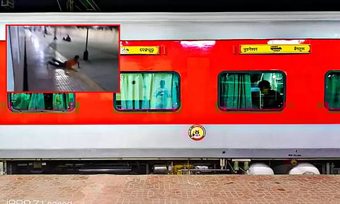 ரெயில் பெட்டியில் பயணிக்கு உணவு கொடுக்க போய்... டெலிவரி ஊழியருக்கு நேர்ந்த கதி; அதிர்ச்சி வீடியோ