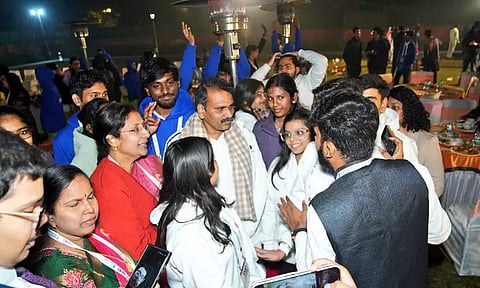 "தேசிய இளையோர் திருவிழா": டெல்லி வந்த இளைஞர்களை சந்தித்து கலந்துரையாடினார் எல். முருகன்