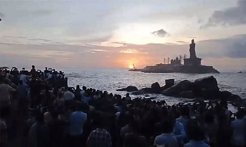 விடுமுறை தினம்: கன்னியாகுமரியில் குவிந்த சுற்றுலா பயணிகள்