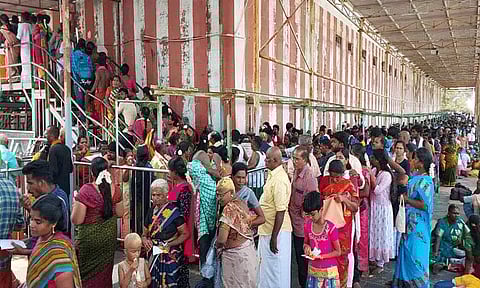 விடுமுறை தினத்தையொட்டி திருச்செந்தூரில் குவிந்த பக்தர்கள்.. நீண்ட வரிசையில் நின்று தரிசனம்