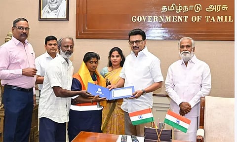 சாலையில் கிடந்த 45 சவரன் தங்க நகையை போலீசில் ஒப்படைத்த தூய்மைப்பணியாளருக்கு ரூ. 1 லட்சம் பரிசுத்தொகை; மு.க.ஸ்டாலின் வழங்கினார்...!