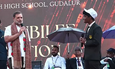 நீலகிரி: கொட்டும் மழையில் மாணவர்களுடன் உரையாடிய ராகுல் காந்தி