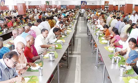 திருமலை அன்னதானக்கூடத்தில் பக்தர்கள் உணவருந்தும் காட்சி