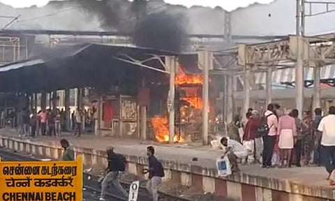 சென்னை கடற்கரை ரெயில் நிலையத்தில் தீ விபத்து