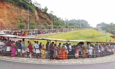 தொடர் விடுமுறை.. திருப்பதியில் இலவச தரிசனத்துக்கு 24 மணி நேரம் காத்திருக்கும் பக்தர்கள்