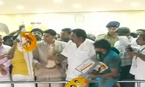 அலங்காநல்லூர் ஜல்லிக்கட்டு போட்டி நிறைவு; 19 காளைகளை அடக்கி கார்த்தி முதலிடம்