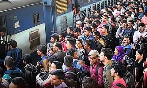 விடுமுறை முடிந்து சென்னை திரும்பும் மக்களால் ஸ்தம்பித்த ரெயில் நிலையங்கள்