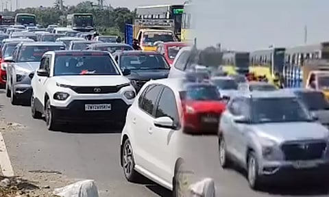 சென்னை திரும்பும் மக்கள்... திருச்சி தேசிய நெடுஞ்சாலையில் கடும் போக்குவரத்து நெரிசல்