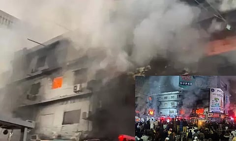 பாகிஸ்தான்: வணிக வளாகத்தில் தீ விபத்து - பலி எண்ணிக்கை 6 ஆக உயர்வு