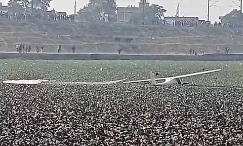 உ.பி.: இந்திய விமான படையின் பயிற்சி விமானம் குளத்தில் பாய்ந்தது