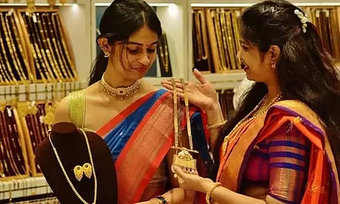 சற்று ஆறுதல் அளிக்கும் தங்கம், வெள்ளி விலை: திடீர் குறைவுக்கு என்ன காரணம்..?
