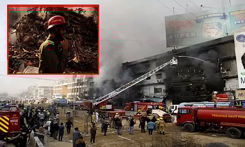 பாகிஸ்தான்: வணிக வளாக தீ விபத்தில் பலி எண்ணிக்கை 61 ஆக உயர்வு