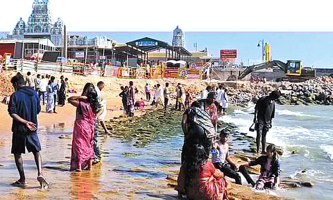 திருச்செந்தூரில் திடீரென உள்வாங்கிய கடல்